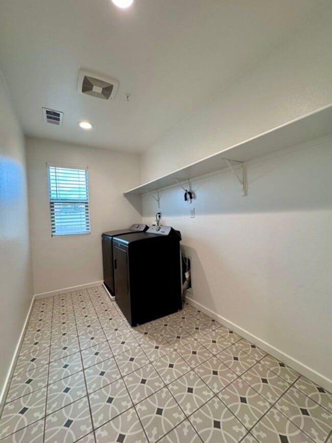 Building Photo - Spacious 4 Bedroom Home for Lease in Winch...