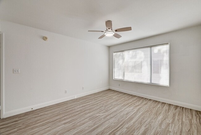 Building Photo - Great 2 bedroom 2 bathroom upstairs condo!