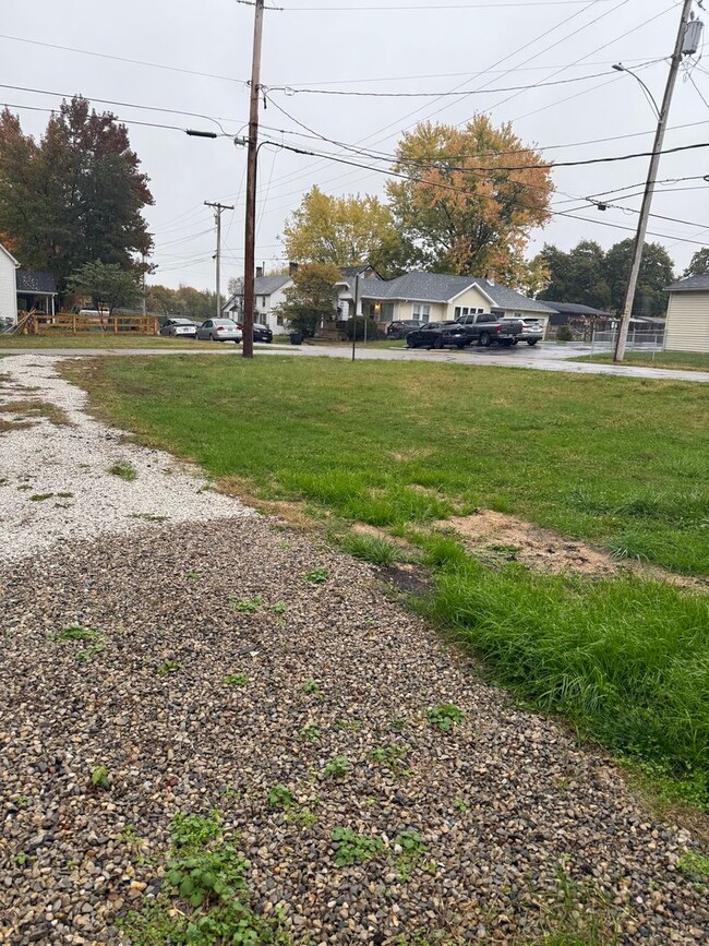 Building Photo - Welcome to this charming 3-bedroom, 2-bath...