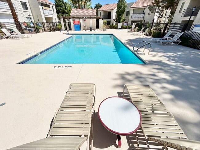 Building Photo - ADORABLE UPSTAIRS CONDO! 2 BEDROOM / 2 FUL...