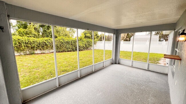 Building Photo - Huge!! 3 bedroom 2 bath in Deltona Lakes. ...