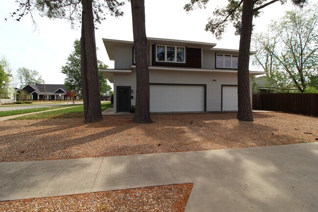 Building Photo - 400 SW E St