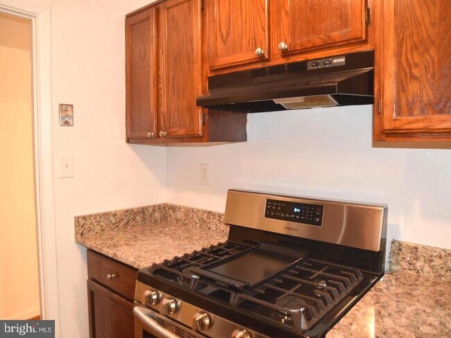 Building Photo - 3814 Lyndhurst Dr