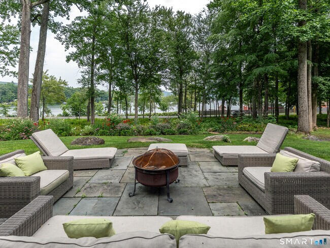 Building Photo - 321 W Shore Rd