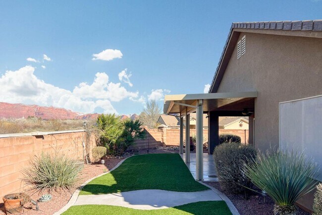 Building Photo - Single family with views and covered patio.