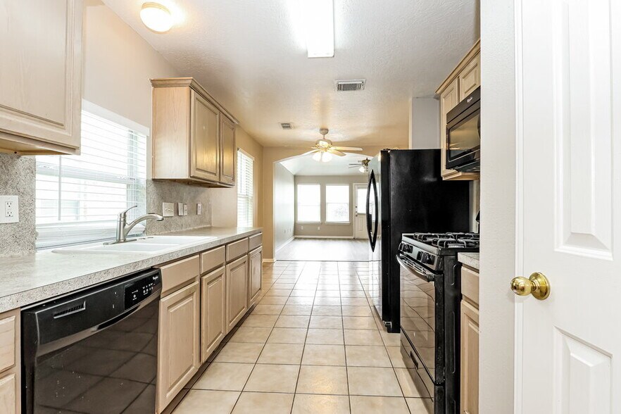 Building Photo - 1711 Rock Ridge Dr
