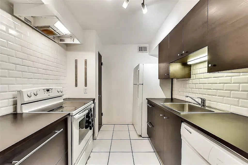 Building Photo - Room in Condo on Skillman St