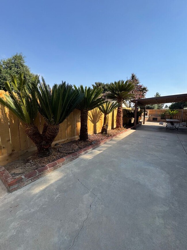 Building Photo - Charming Home Rent Ready !