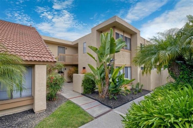 Building Photo - Updated Second Floor Single Level Unit!