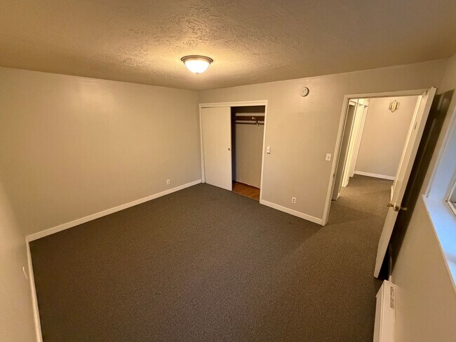 Building Photo - Bright & Comfortable 2-Bedroom Rental- 1/2 Month of rent concession