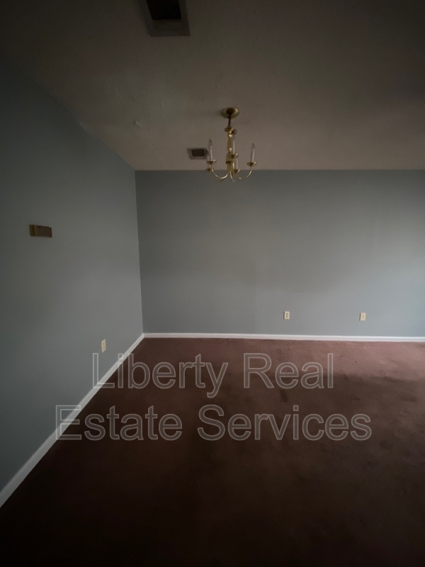 Building Photo - 1100 Pineland Ave