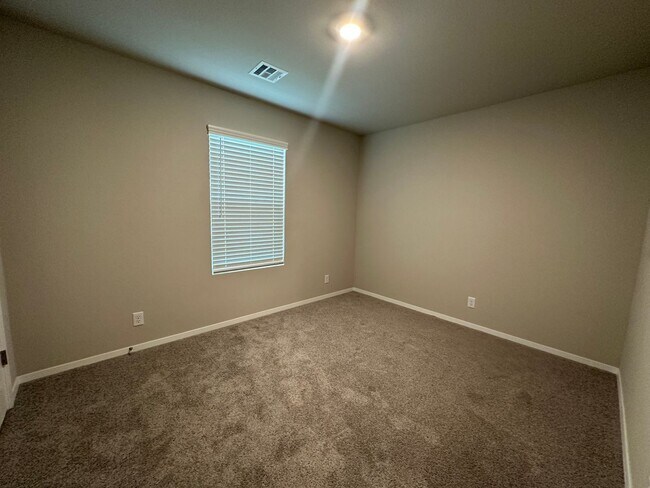 Building Photo - Quiet cul-da-sack - 3 bed 2 bath 2 car garage