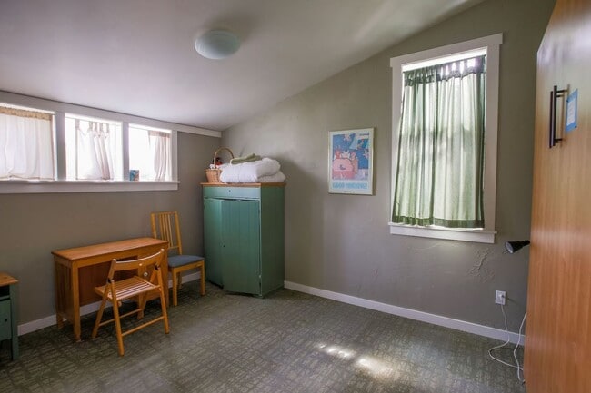Building Photo - Lovely Langley Condo and Pet Friendly!