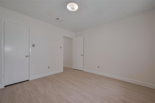 Building Photo - 15934 Barbarossa Dr