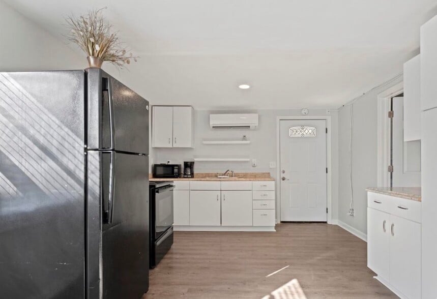 Kitchen - 1305 Stratford Ave