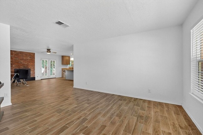 Building Photo - 3 Bedroom 2 Bath with 2 car garage