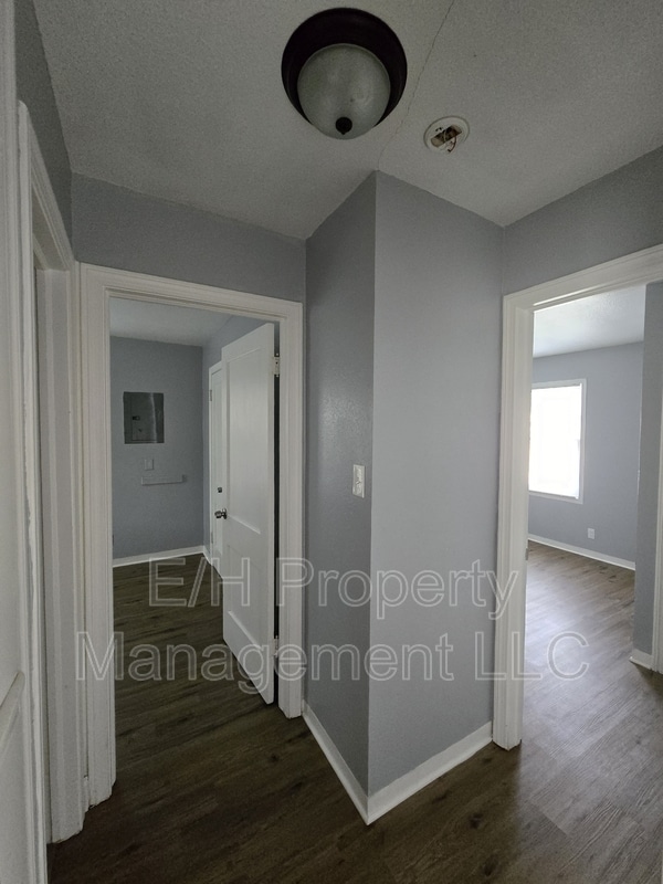 Building Photo - 1338 N Volutsia