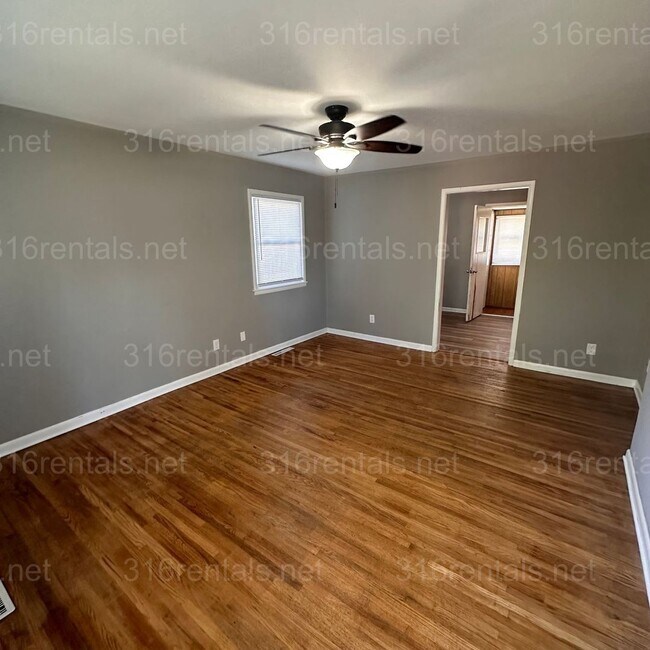 Building Photo - $1200 – 3 Bed + Bonus Room, 1 Bath | Singl...