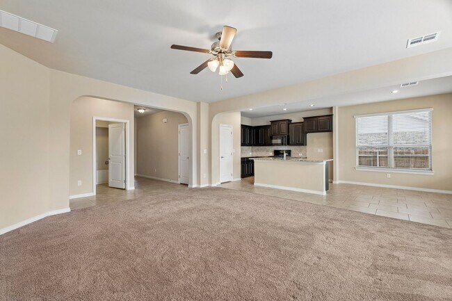 Building Photo - 3 bedroom 2 bath near Paycom!