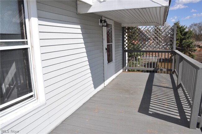 Building Photo - 11 E Main St