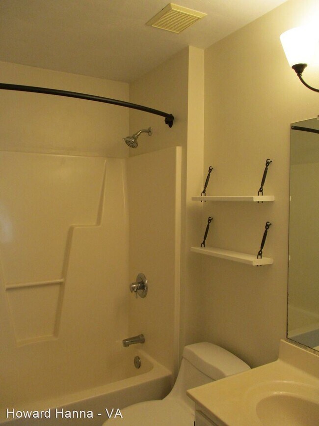 Building Photo - 3 br, 2.5 bath House - 961 Thomas Circle