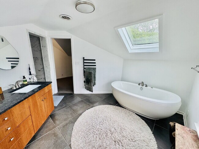Building Photo - Charming 4-Bed Home with Granite Touches & Hardwood Elegance in Minneapolis!