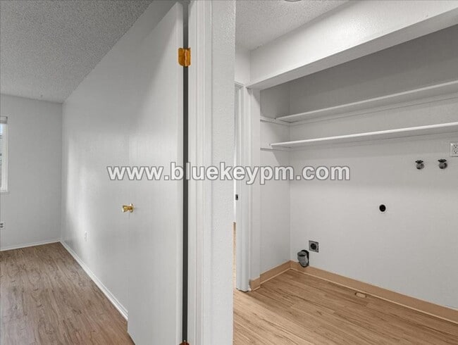 Building Photo - 3 Bed, 1.5 Bath Townhome in Hazel Dell Near Salmon Creek Regional Park