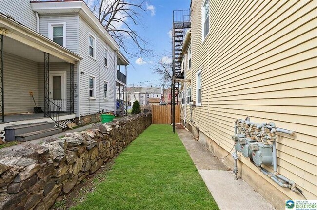 Building Photo - 1113 Ferry St