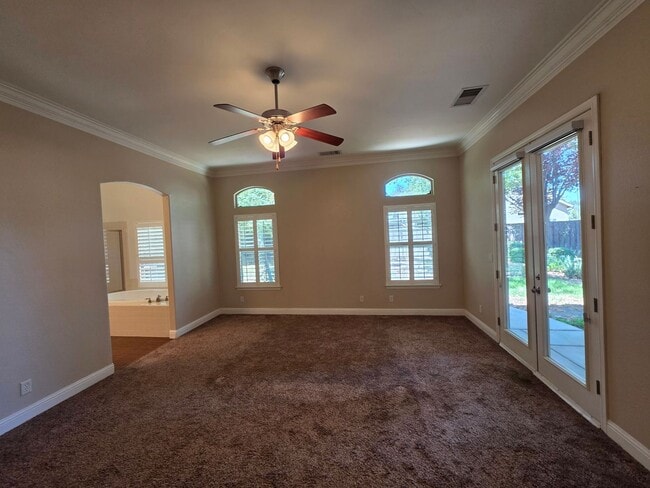 Building Photo - Beautiful & Spacious home!
