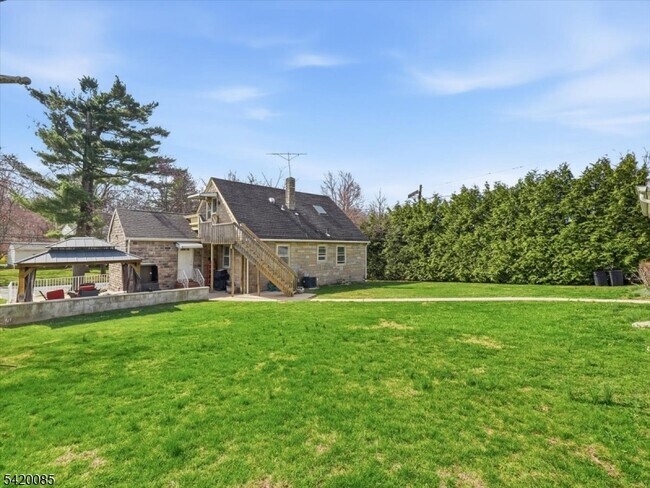 Building Photo - 95 Sycamore Ave