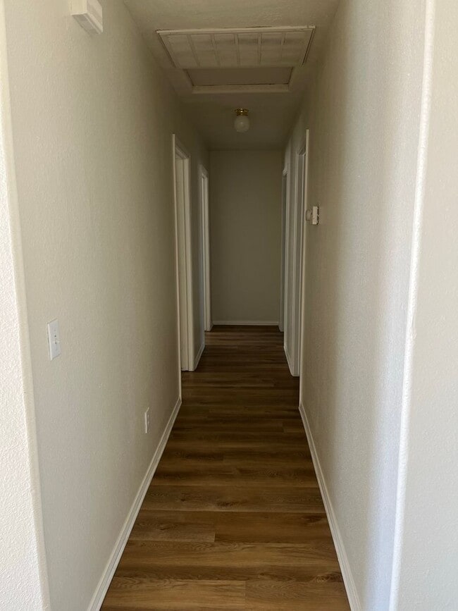 Building Photo - 3 Bedroom 2 Bathroom Available now!