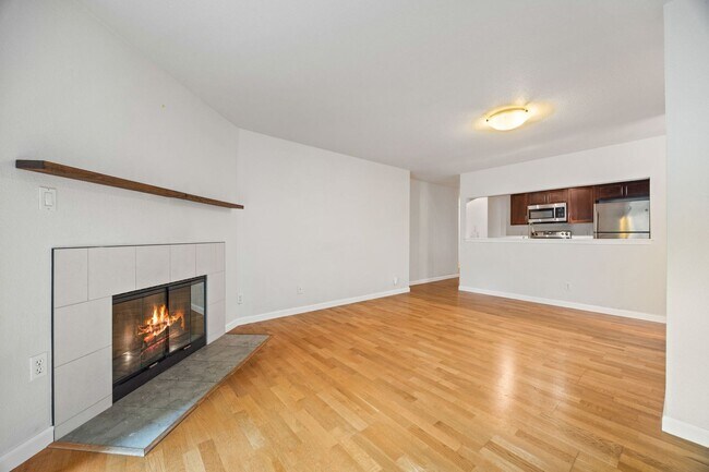 Building Photo - Location, Location!! 2-bedroom Condo in Ma...