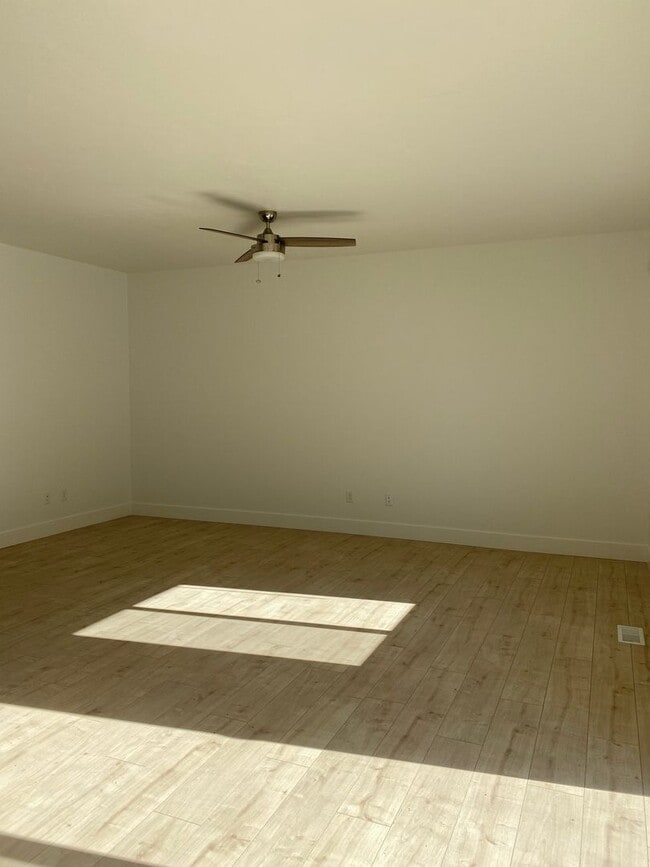 Building Photo - CHECK OUT THIS TOWNHOME IN SUGAR CITY WITH THE HOA and INTERNET INCLUDED!!