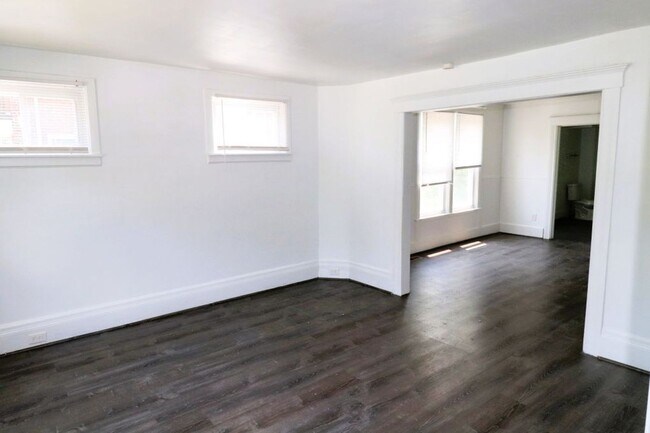 Building Photo - $1,300 - Newly 3 Bedroom 2 Bath