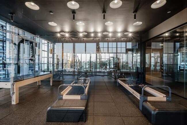 Building Photo - 601 NE 1st Ave