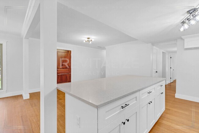 Building Photo - Newly Renovated 3 Bed / 2.5 Bath with Doub...