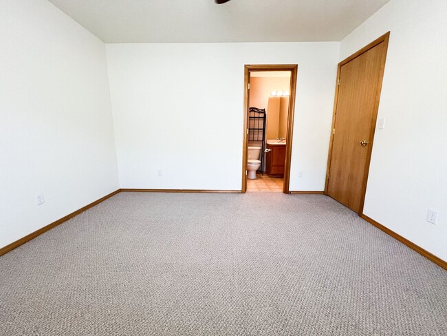 Building Photo - Three Bedroom, Two Bath House in Southview