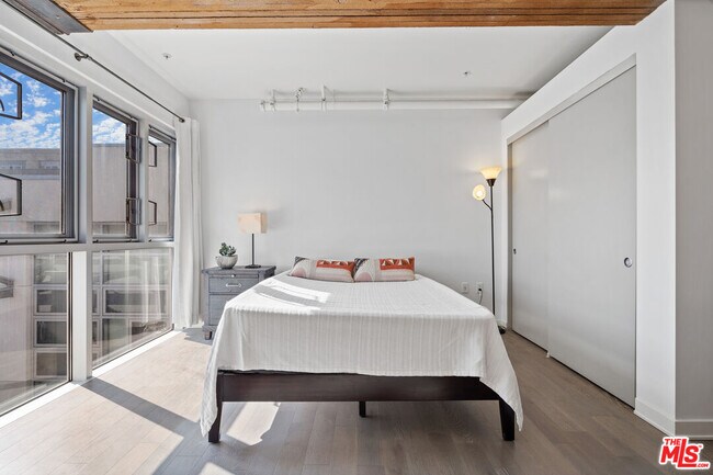 Building Photo - 527 Molino St