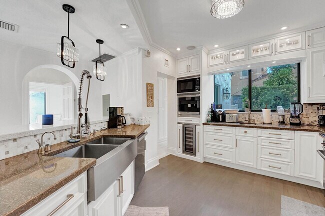 Building Photo - 614 Poinciana Dr