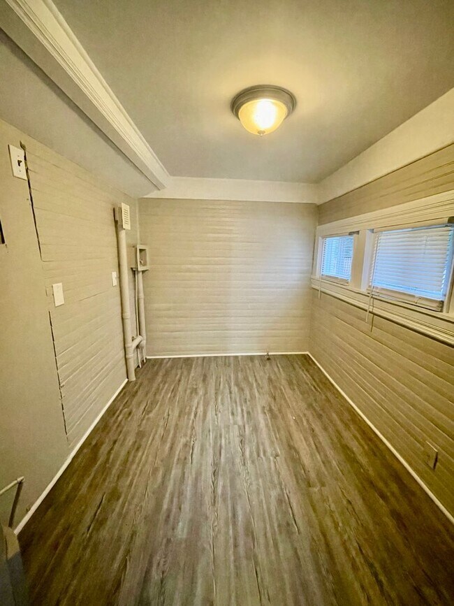 Building Photo - Welcome to this newly renovated, a charming 3-bedroom, 1-bathroom home located in the vibrant cit...