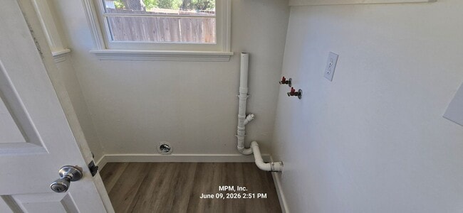 Building Photo - Large 1 bed 1 bath home on its own lot