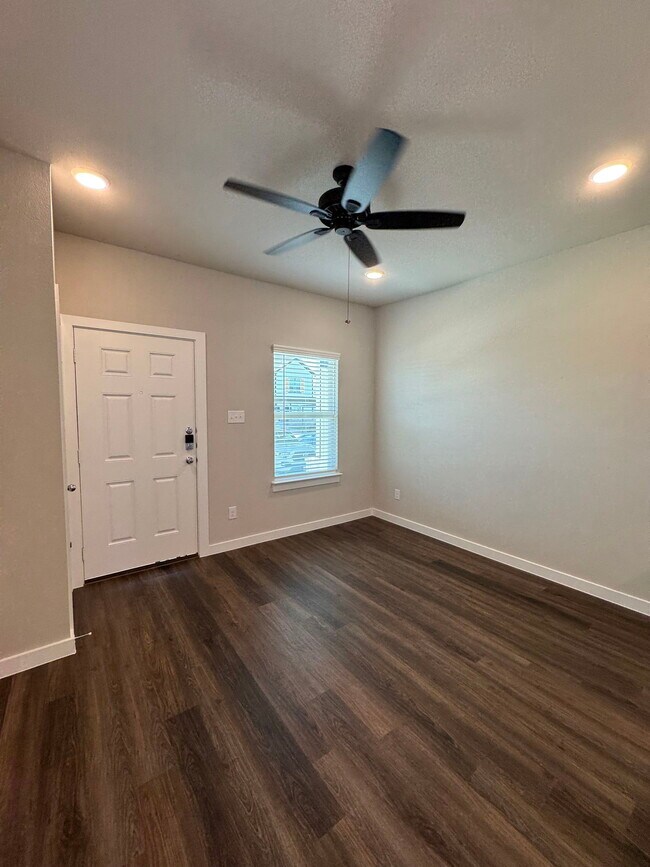 Building Photo - 1127 Eloise Dr