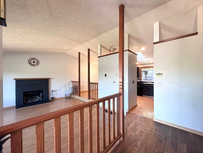 Building Photo - 3 Bed 2.5 Bath 3 Level Home w/ Furnished B...