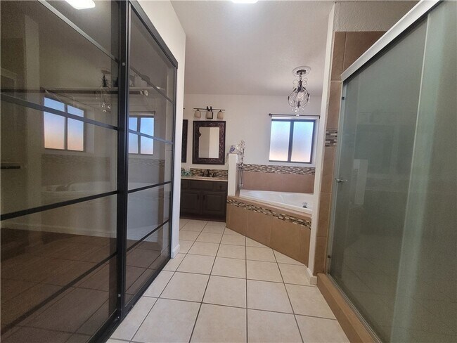 Building Photo - 3835 Smoketree Cir