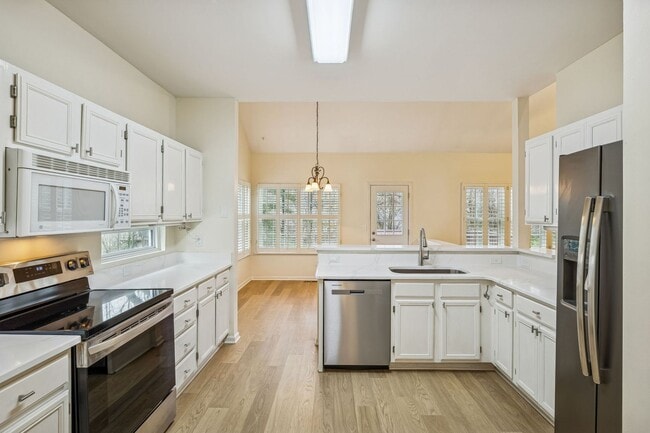 Building Photo - Discover exceptional convenience and comfort