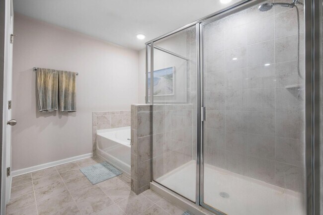 Building Photo - 1045 Enclave Ave