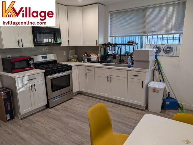 Building Photo - Private Bedroom w Personal Bathroom & Shower, shared student-oriented space **PET-FRIENDLY FLOOR**