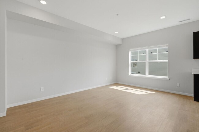 Building Photo - 142 Russ Dr SW