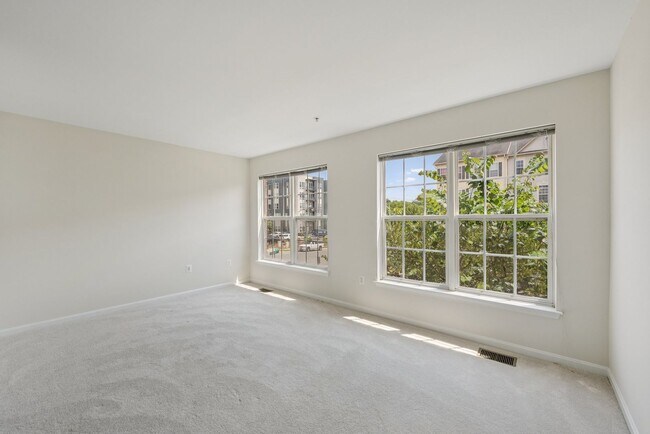 Building Photo - Beautiful End-Unit Townhome-Style Condo Ne...