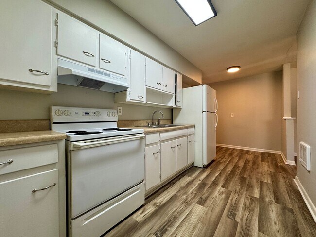 Building Photo - 1014 N Larchmont Dr